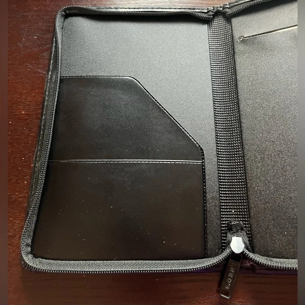 LEEDS “LESSONS OF THE LEGENDS” ENGRAVED BLACK LEATHER ZIP PORTFOLIO (9 1/2 x 6)